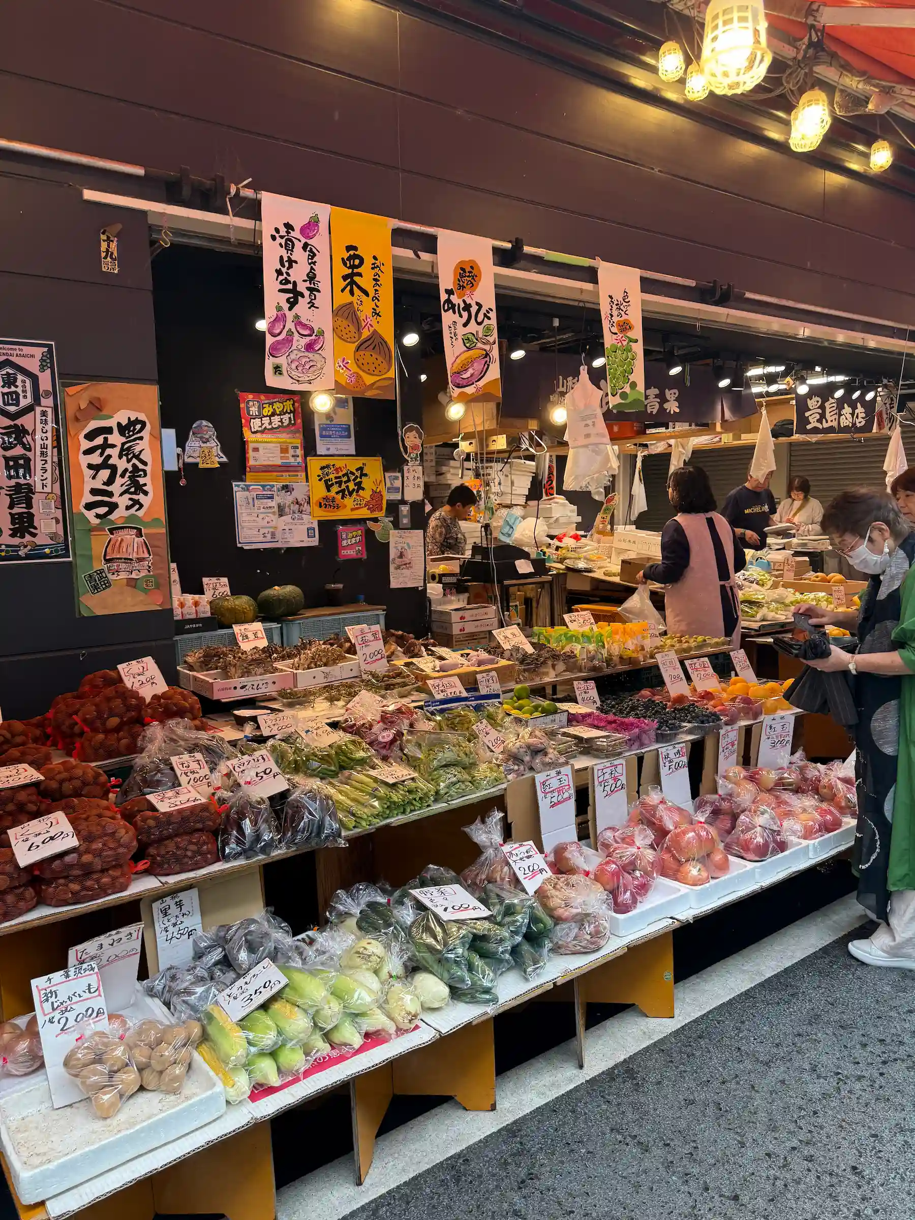 Étal de fruits et légumes de saison au marché Sendai Asaichi : châtaignes, akebi, raisins et pommes