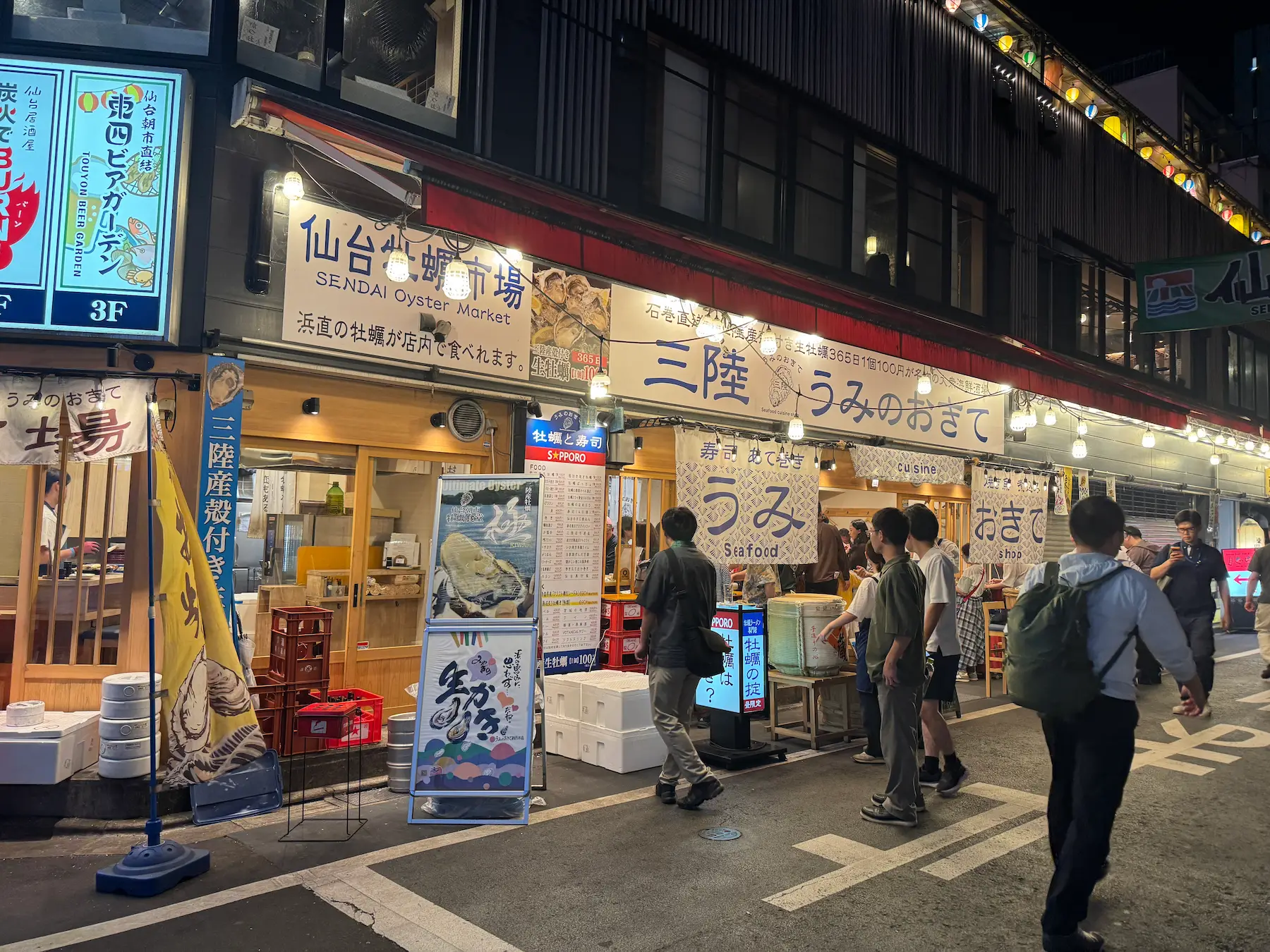 Sendai Oyster Market la nuit à l'entrée de la rue du marché Asaichi, huîtres crues de Sanriku