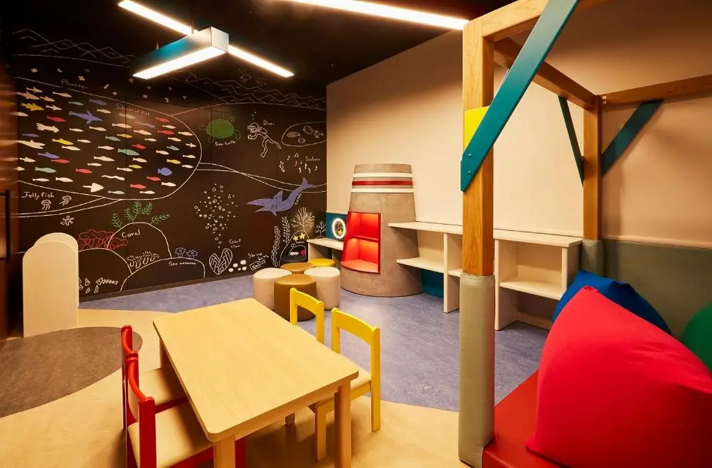 Salle de jeux pour enfants du Tokyo Bay Shiomi Prince Hotel avec mur à craie, hôtel familial à Tokyo près de Disney