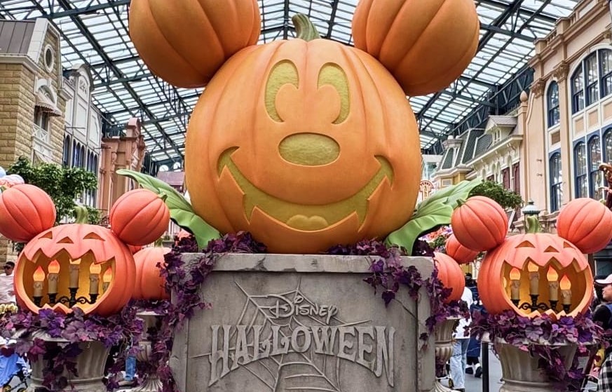 Parade Halloween à Tokyo Disneyland, visiteurs et personnages en costume