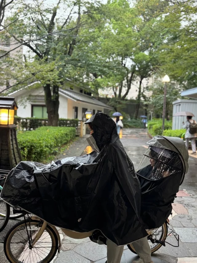 Ce mois de septembre est particulièrement pluvieux à Tokyo. ☔️

Depuis la rentrée, le vélo est devenu notre mode de transport quotidien pour aller à l’école. 

Alors, pluie ou pas, on enfourche le mamachari. 🚲🇯🇵